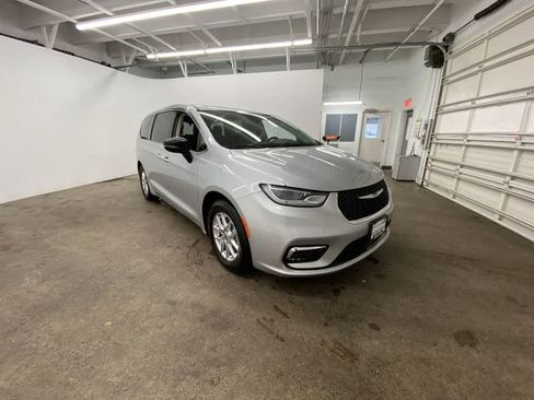 Used 2024 Chrysler Pacifica Touring-L FWD image 8