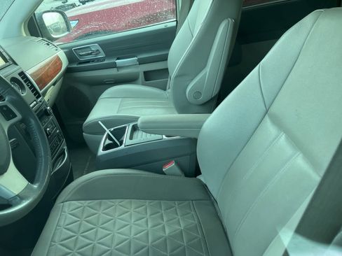 Used 2008 Chrysler Town & Country Touring image 22
