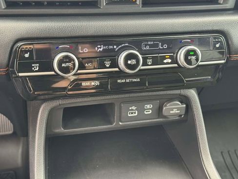Used 2025 Honda Pilot Sport image 34