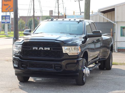 Used 2022 RAM 3500 Tradesman AWD/4WD image 3
