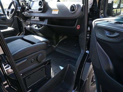 Used 2025 Mercedes-Benz Sprinter 2500 image 18