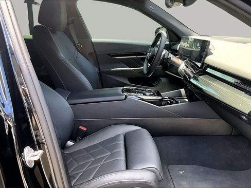 Used 2024 BMW 530i w/ Premium Package RWD image 9