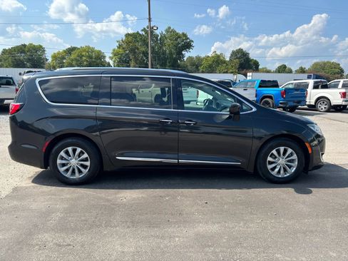 Used 2018 Chrysler Pacifica Touring-L FWD image 6