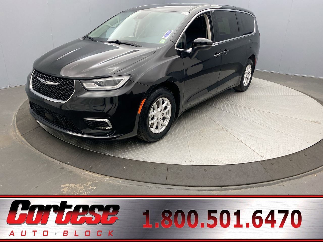 Used 2023 Chrysler Pacifica Touring-L FWD image 1