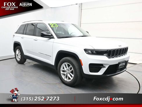 Used 2023 Jeep Grand Cherokee Laredo w/ Luxury Tech Group I AWD/4WD image 2