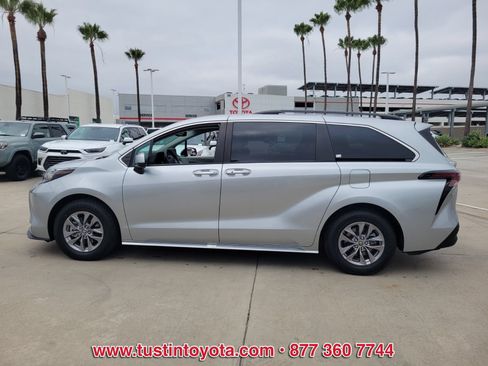 Used 2023 Toyota Sienna XLE FWD image 7