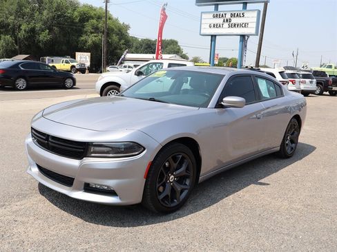 Used 2017 Dodge Charger SXT w/ Plus Group RWD image 3