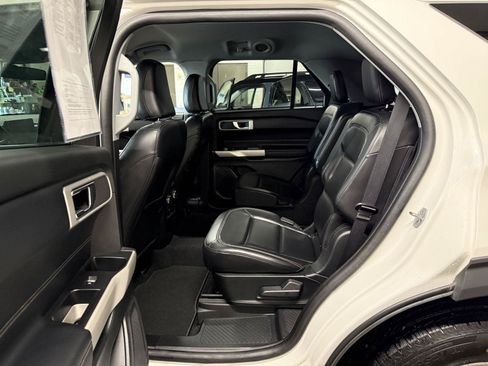 Certified 2021 Ford Explorer XLT w/ Equipment Group 202A AWD/4WD image 18