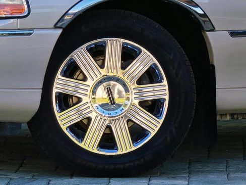 Used 2003 Lincoln Town Car Cartier image 3