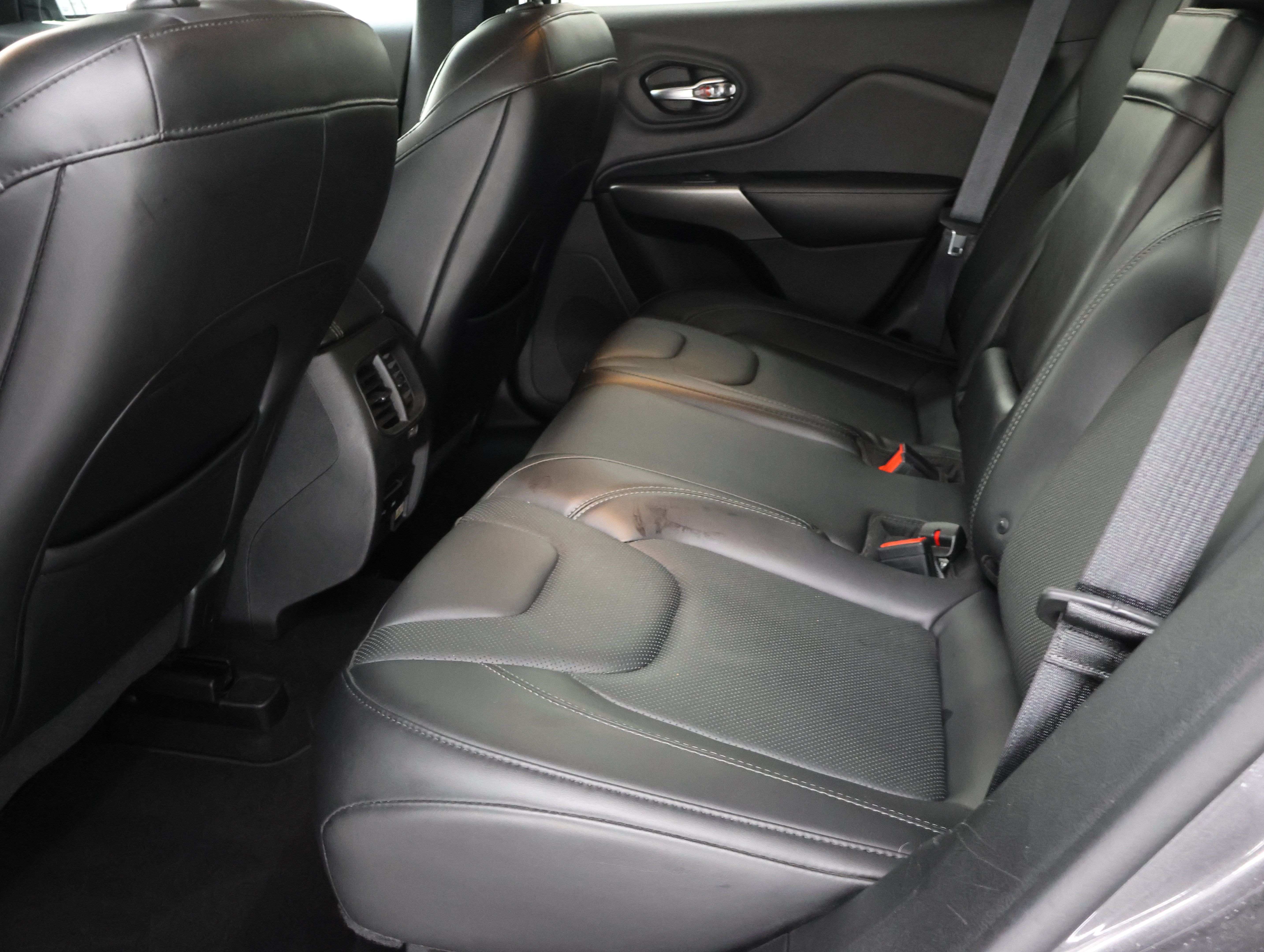 Used 2019 Jeep Cherokee Limited w/ Trailer Tow Group AWD/4WD image 33