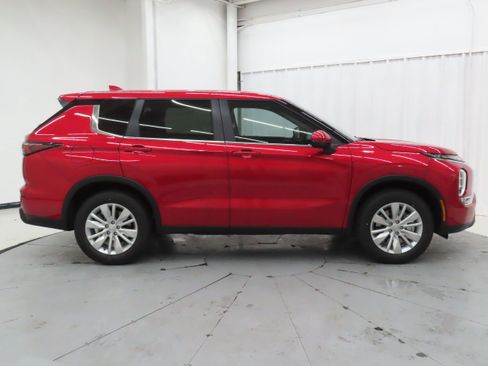 New 2026 Mitsubishi Outlander ES FWD image 2