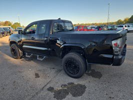 Used 2017 Toyota Tacoma SR RWD image 2