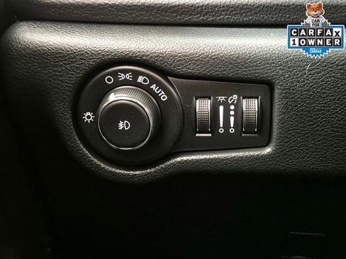 Used 2025 Chrysler Pacifica Limited FWD image 16