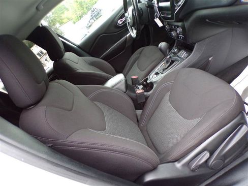 Used 2020 Jeep Cherokee Latitude w/ Cold Weather Group AWD/4WD image 18