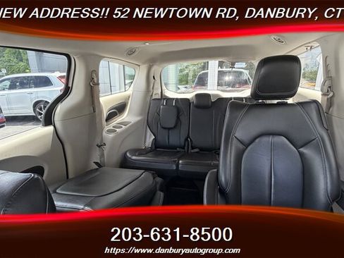 Used 2022 Chrysler Pacifica Touring-L FWD image 16