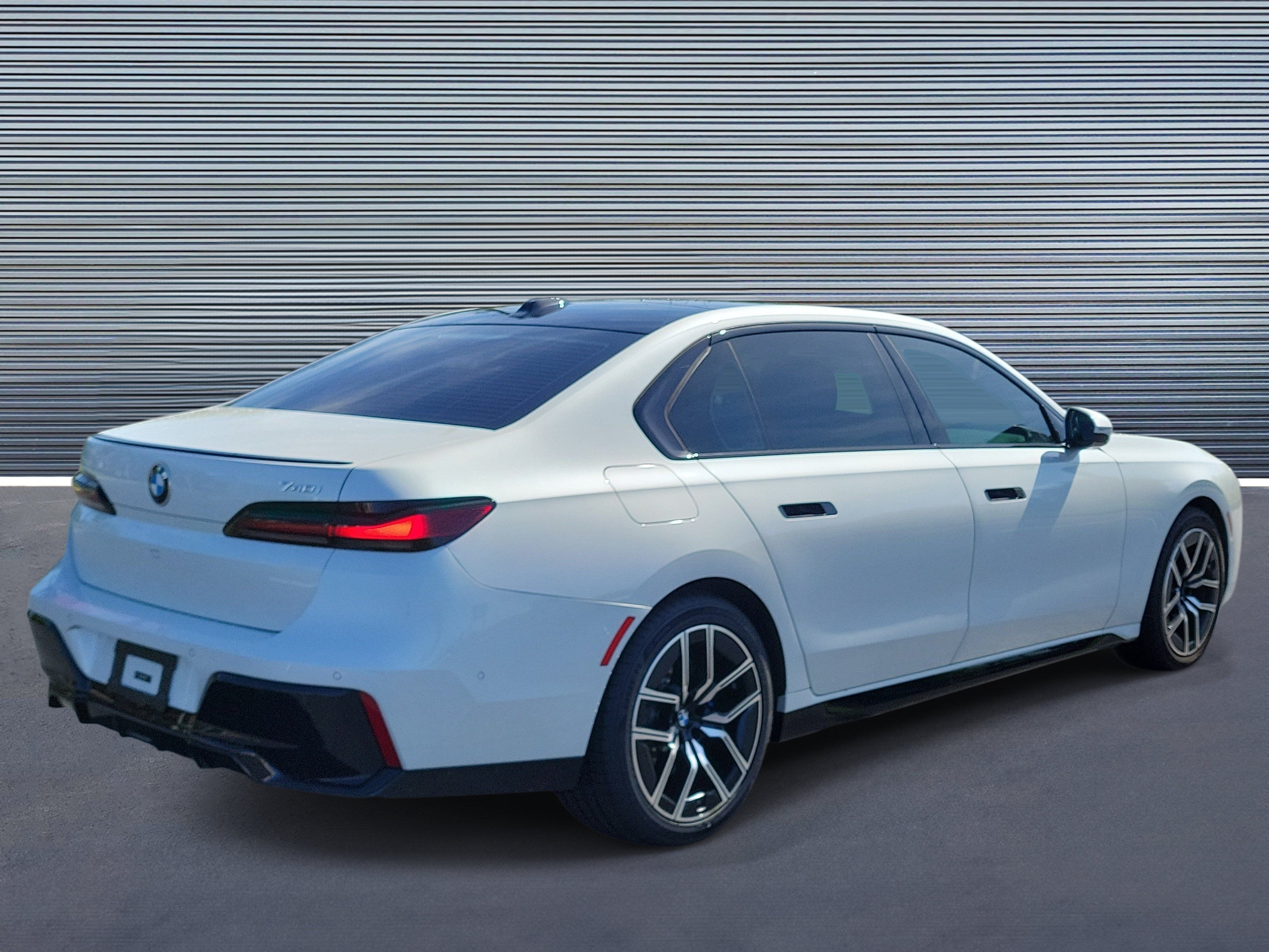 Used 2023 BMW 740i w/ Parking Assistance Package RWD image 3