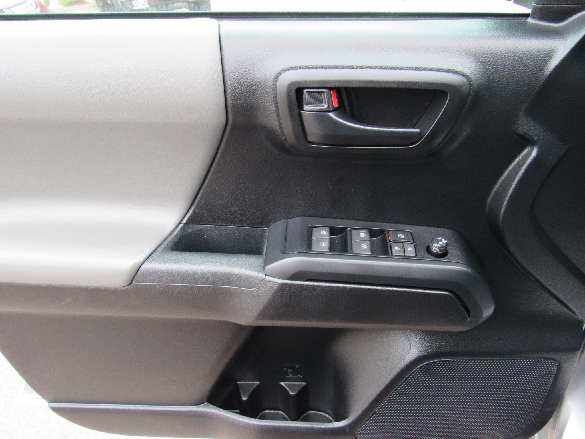 Used 2021 Toyota Tacoma SR AWD/4WD image 12