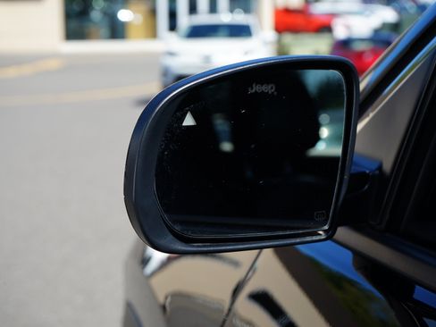 Used 2025 Jeep Compass Latitude image 28