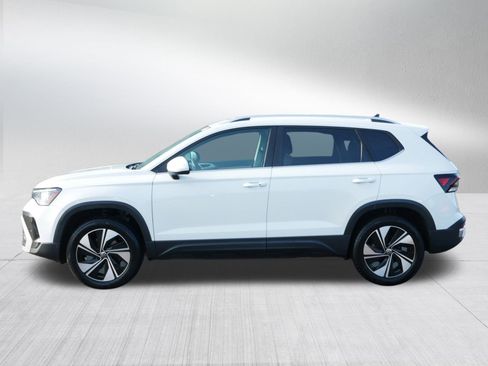 Used 2025 Volkswagen Taos SE image 4