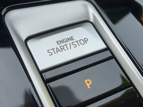 Used 2025 Volkswagen Atlas SE image 27