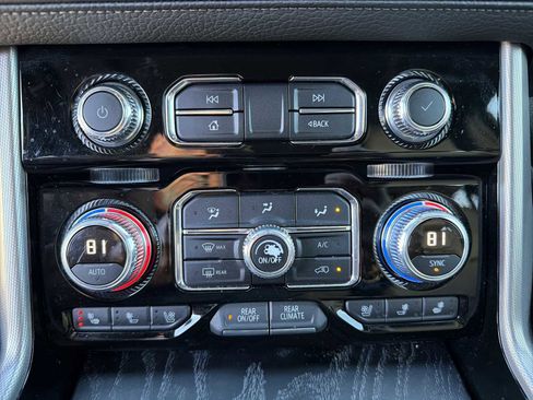 Used 2021 GMC Yukon Denali w/ Denali Premium Package image 9