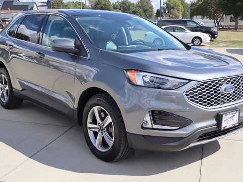 Used 2023 Ford Edge SEL w/ Convenience Package image 4