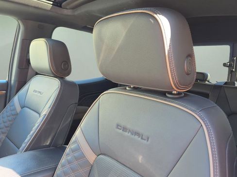 Used 2023 GMC Canyon Denali image 12