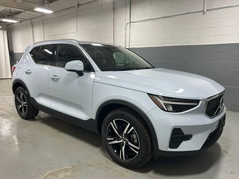 Used 2025 Volvo XC40 B5 Core image 4