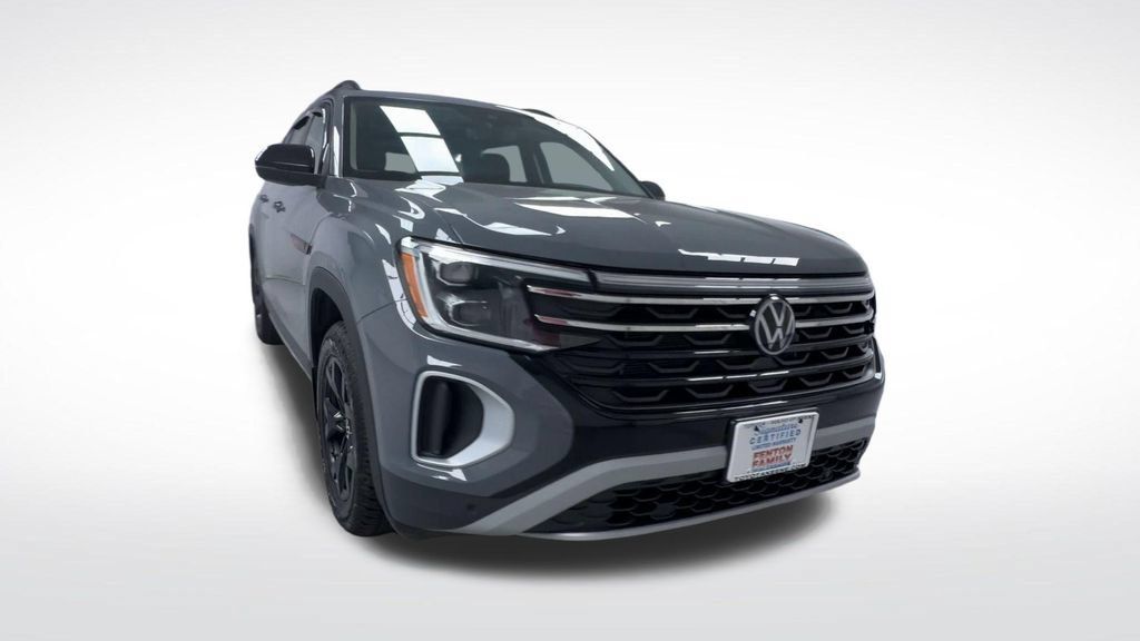 Used 2024 Volkswagen Atlas Peak Edition SE AWD/4WD image 17