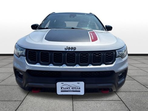 Used 2025 Jeep Compass Trailhawk AWD/4WD image 8