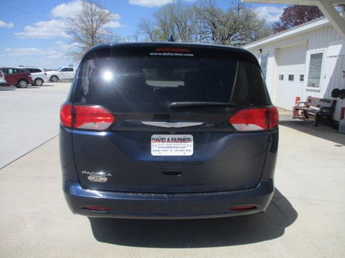 Used 2017 Chrysler Pacifica Touring FWD image 15