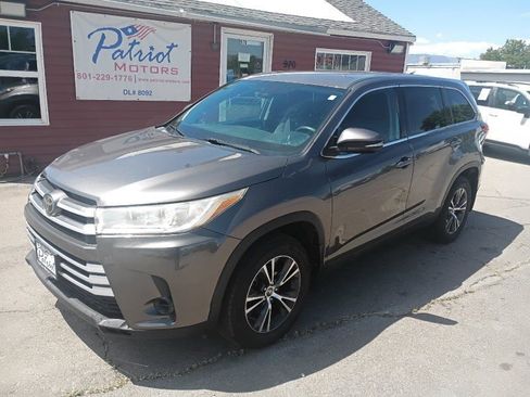 Used 2019 Toyota Highlander LE AWD/4WD image 1