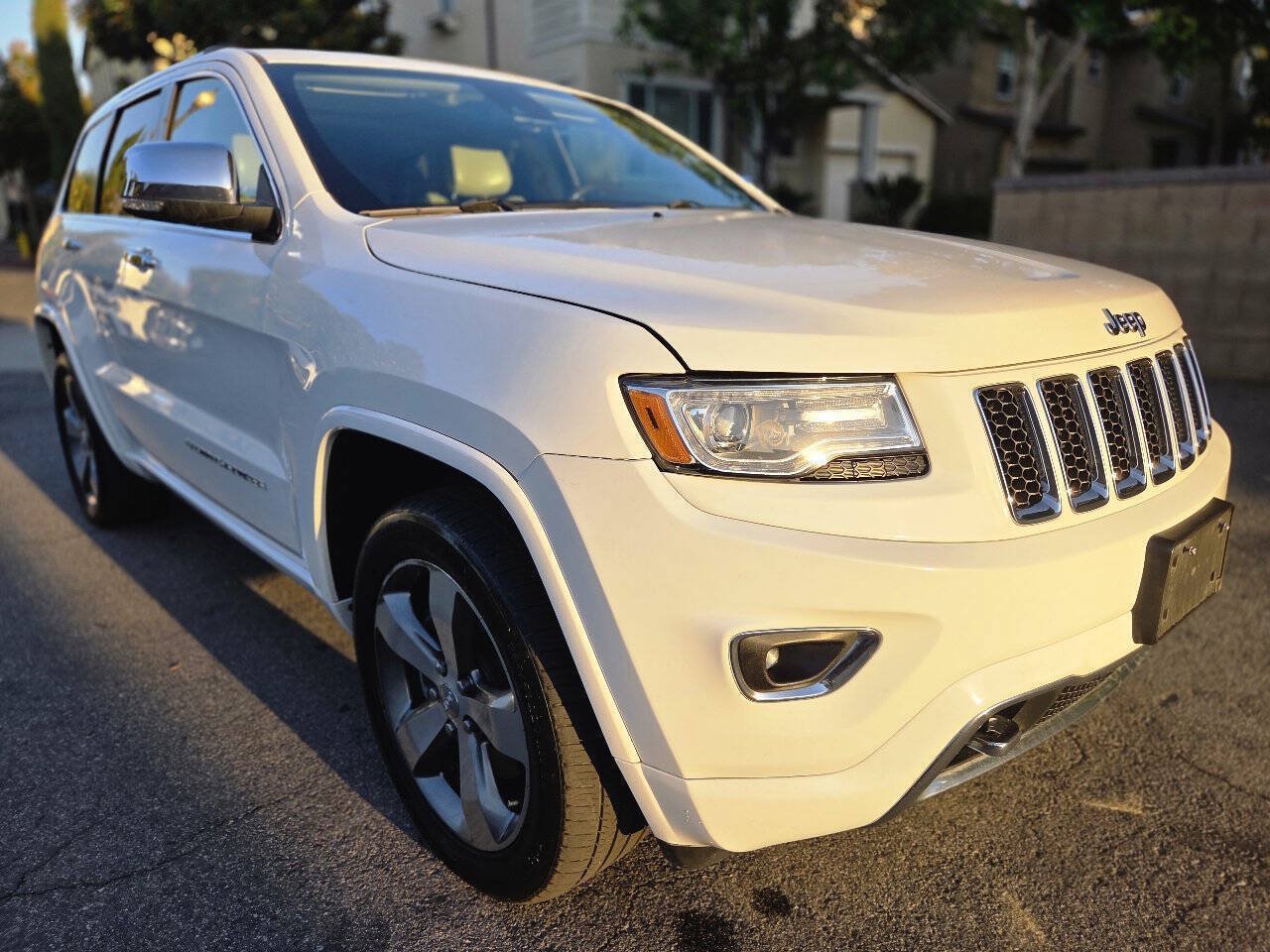Used 2015 Jeep Grand Cherokee Overland w/ Advanced Technology Group AWD/4WD image 10