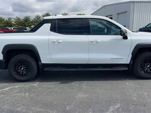 New 2025 Chevrolet Silverado EV LT image 9