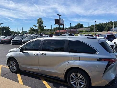Used 2021 Toyota Sienna Limited FWD image 3