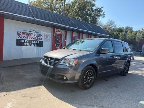 Used 2017 Dodge Grand Caravan SXT image 2