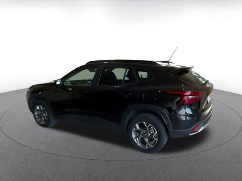 Used 2025 Chevrolet Trax LT w/ LT Convenience Package image 10