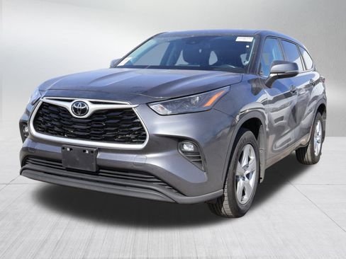 Used 2024 Toyota Highlander LE image 3