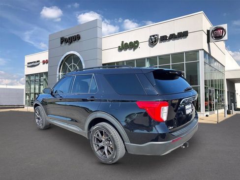 Used 2022 Ford Explorer XLT w/ Equipment Group 202A AWD/4WD image 3