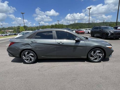 Used 2025 Hyundai Elantra SEL FWD image 2