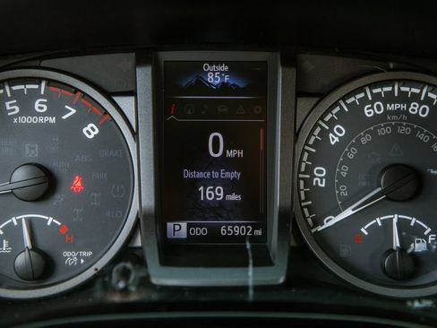 Used 2017 Toyota Tacoma TRD Sport w/ Premium & Technology Package AWD/4WD image 17
