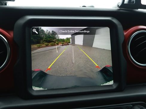 Used 2023 Jeep Gladiator Rubicon w/ Cold Weather Group image 17