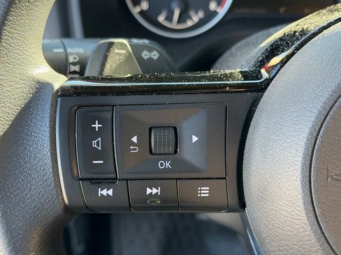 Used 2023 Nissan Rogue SV image 15