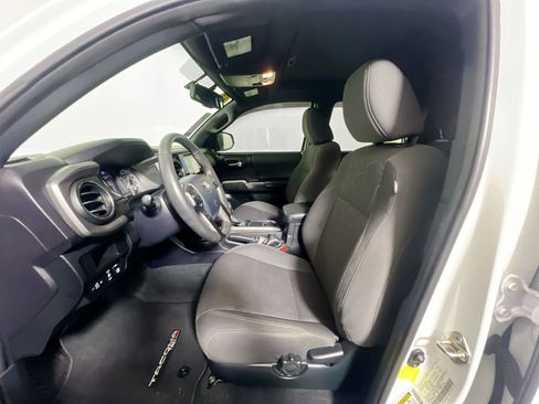 Used 2017 Toyota Tacoma TRD Sport image 14