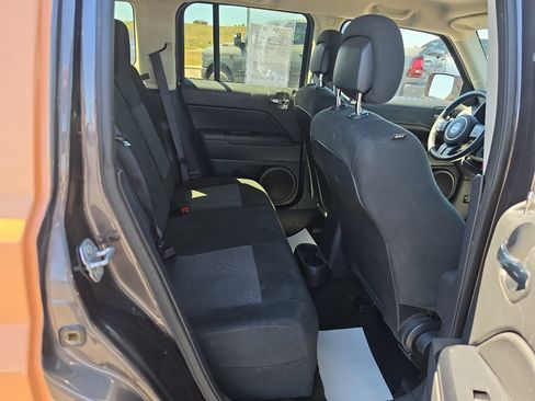 Used 2016 Jeep Patriot Latitude AWD/4WD image 10