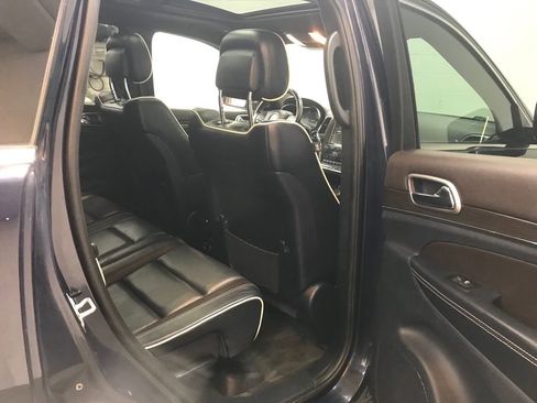 Used 2017 Jeep Grand Cherokee Overland w/ Jeep Active Safety Group image 34