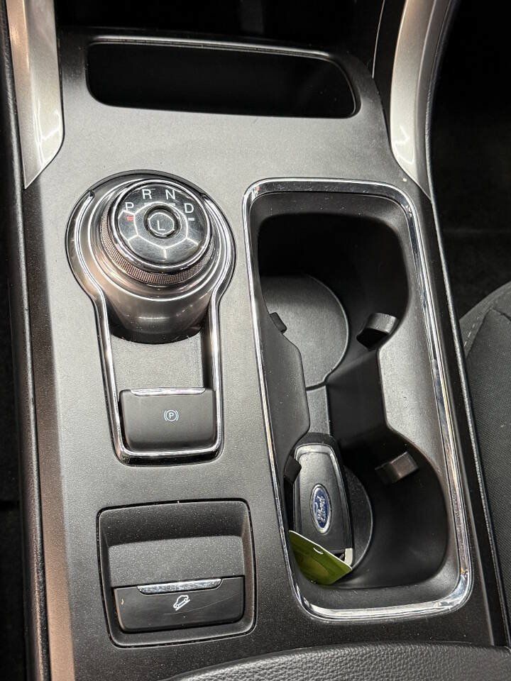 Used 2018 Ford Fusion SE w/ Fusion SE Technology Package FWD image 17
