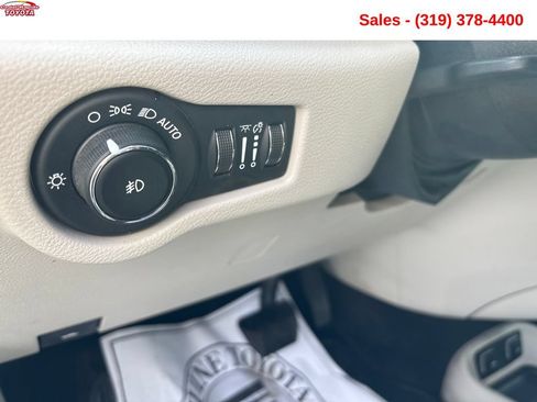 Used 2020 Chrysler Pacifica Touring-L FWD image 11