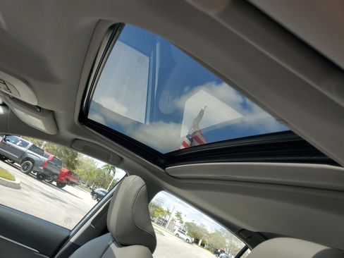 Used 2023 Toyota Camry SE w/ Cold Weather Package image 18