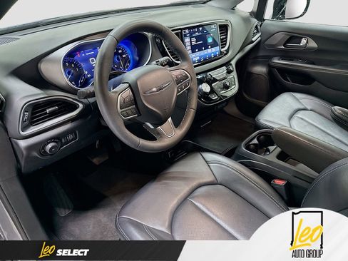 Used 2025 Chrysler Pacifica Select FWD image 12